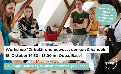 Fünf Personen stehen um einen Tisch, auf dem sich verschiedene Objekte befinden, und diskutieren.
